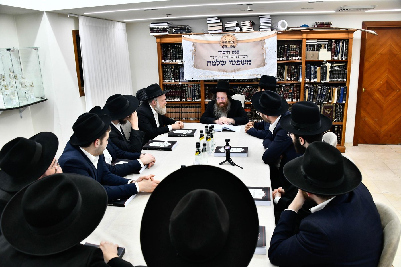 הכינוס במעונו של הגר"ע פריד