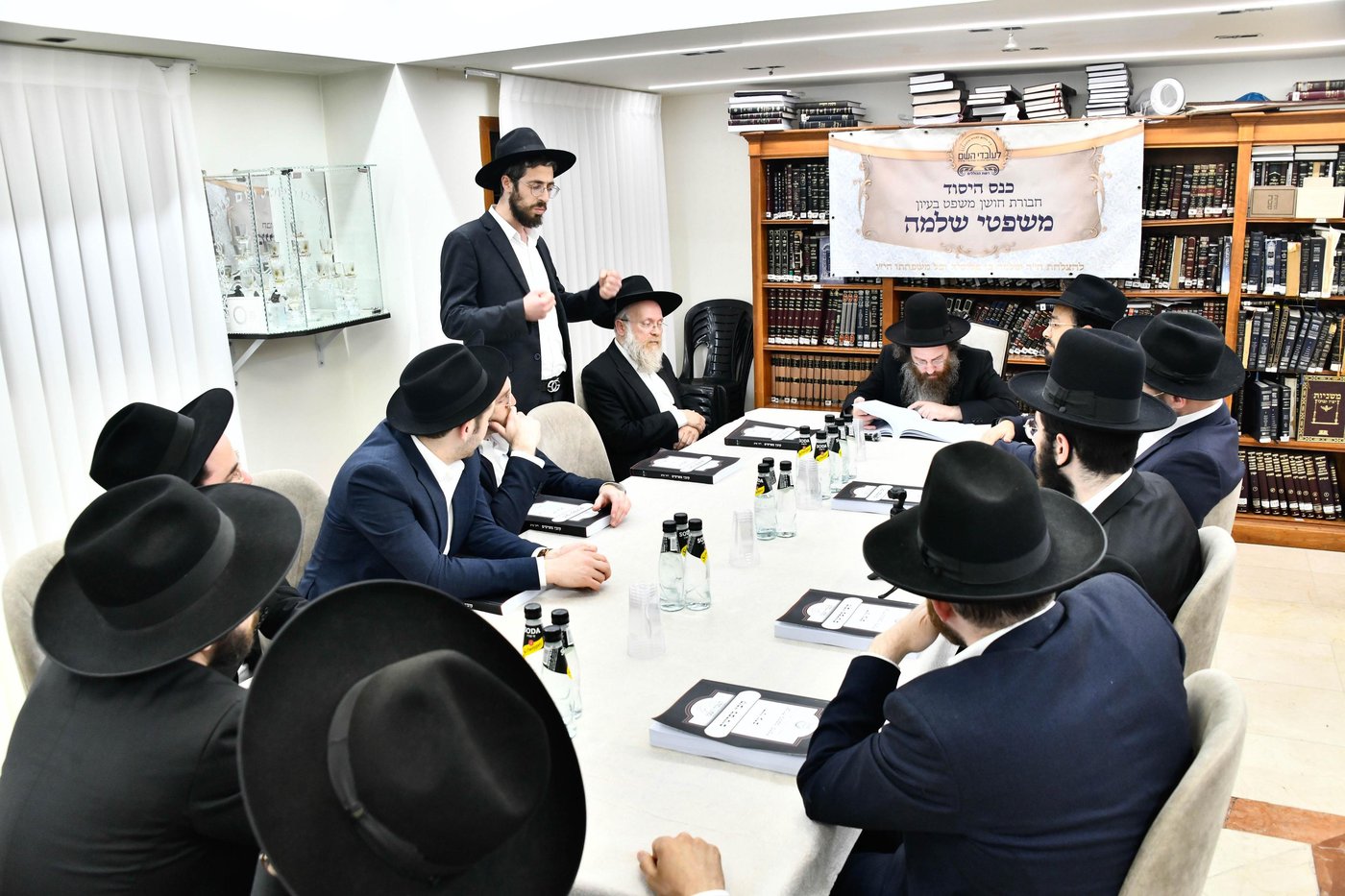 הכינוס במעונו של הגר"ע פריד