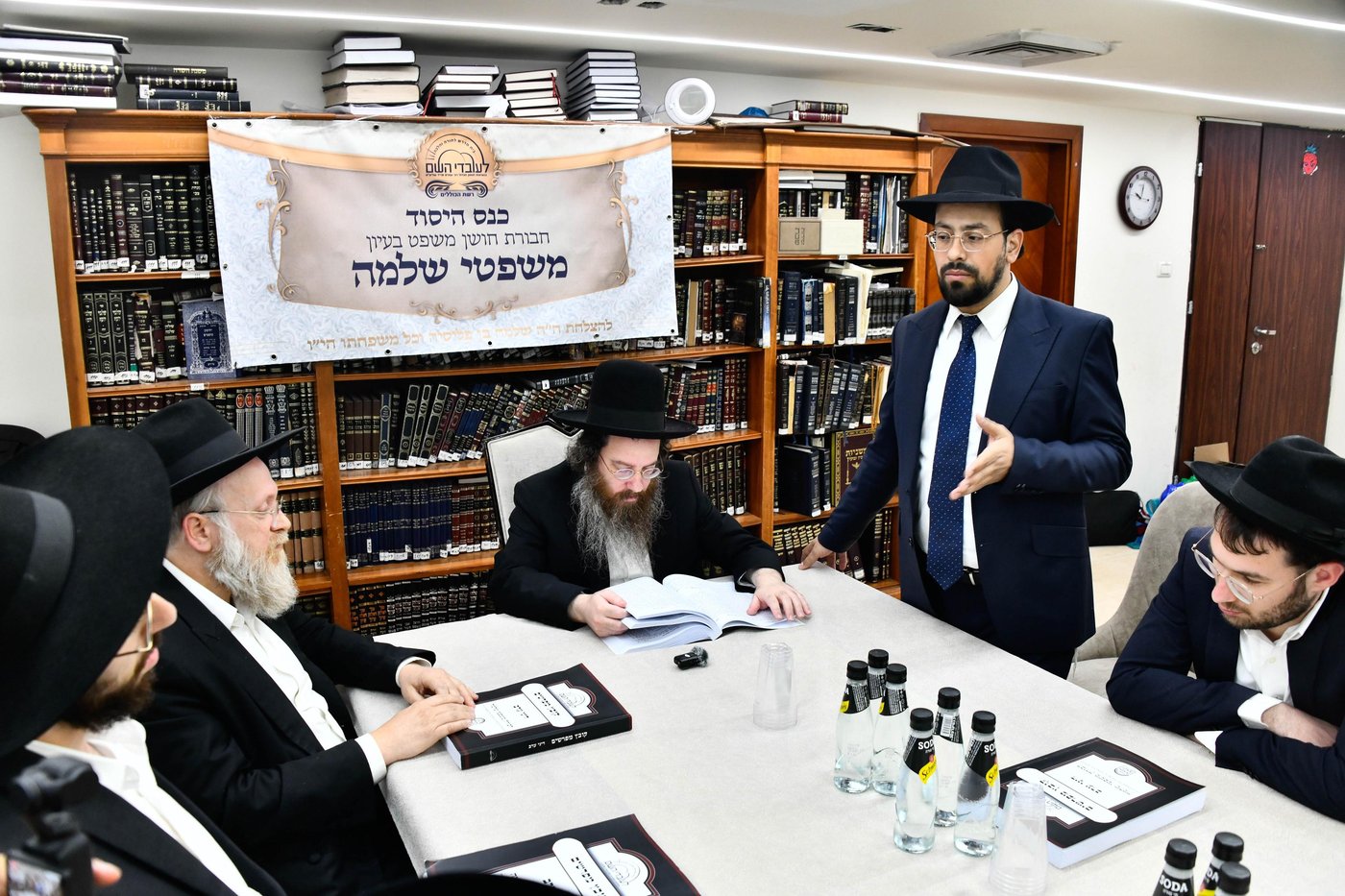 הכינוס במעונו של הגר"ע פריד