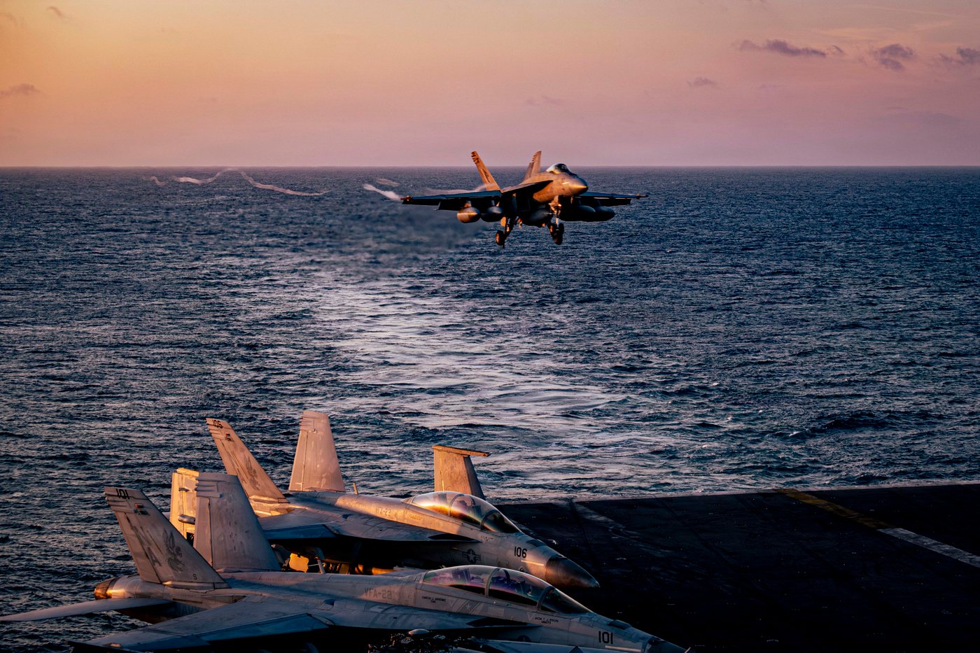 נחיתות מבצעיות של מטוסי הקרב על סיפון האוניה העוצמתית