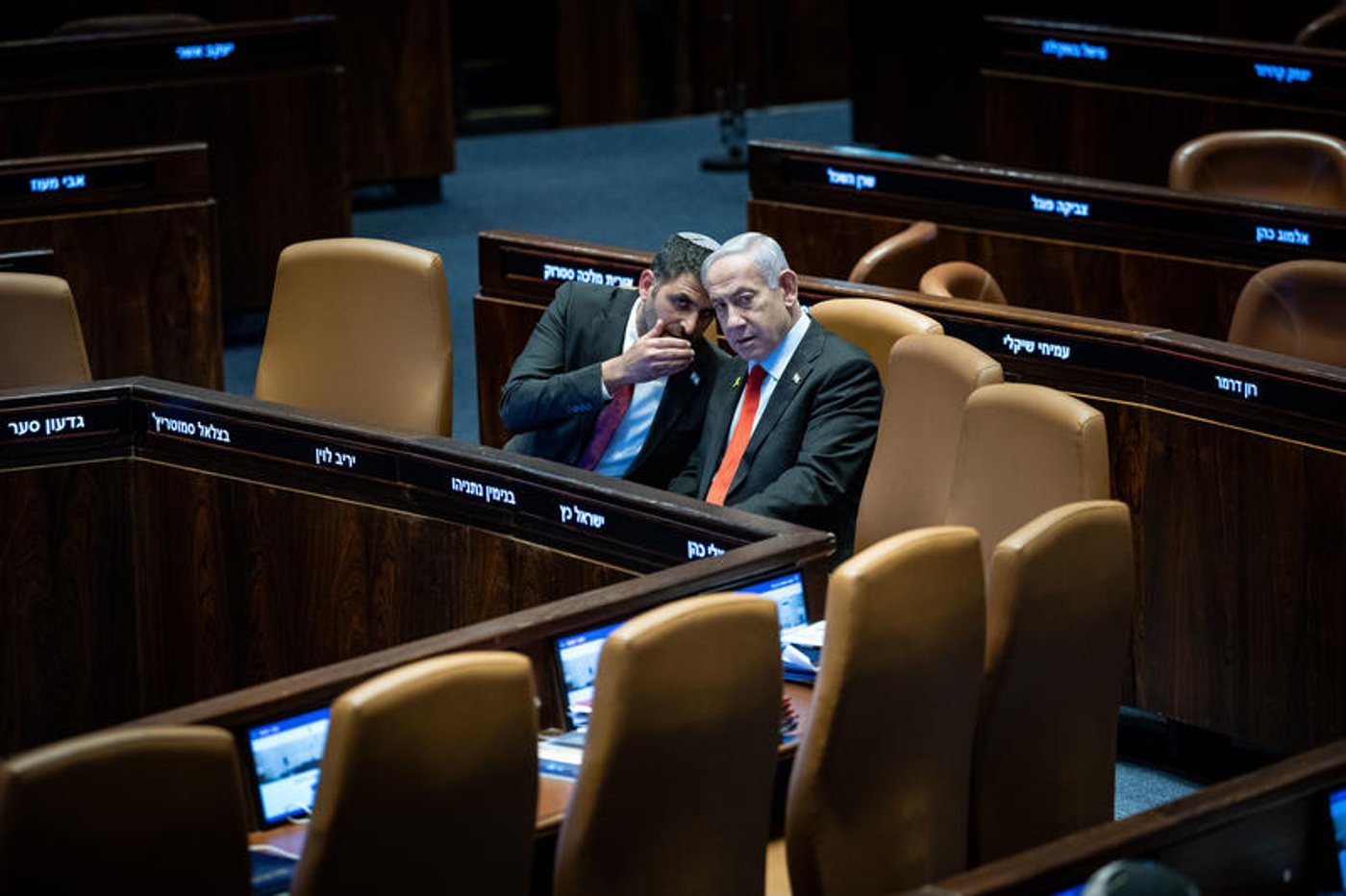 השר שלמה קרעי עם ראש הממשלה נתניהו