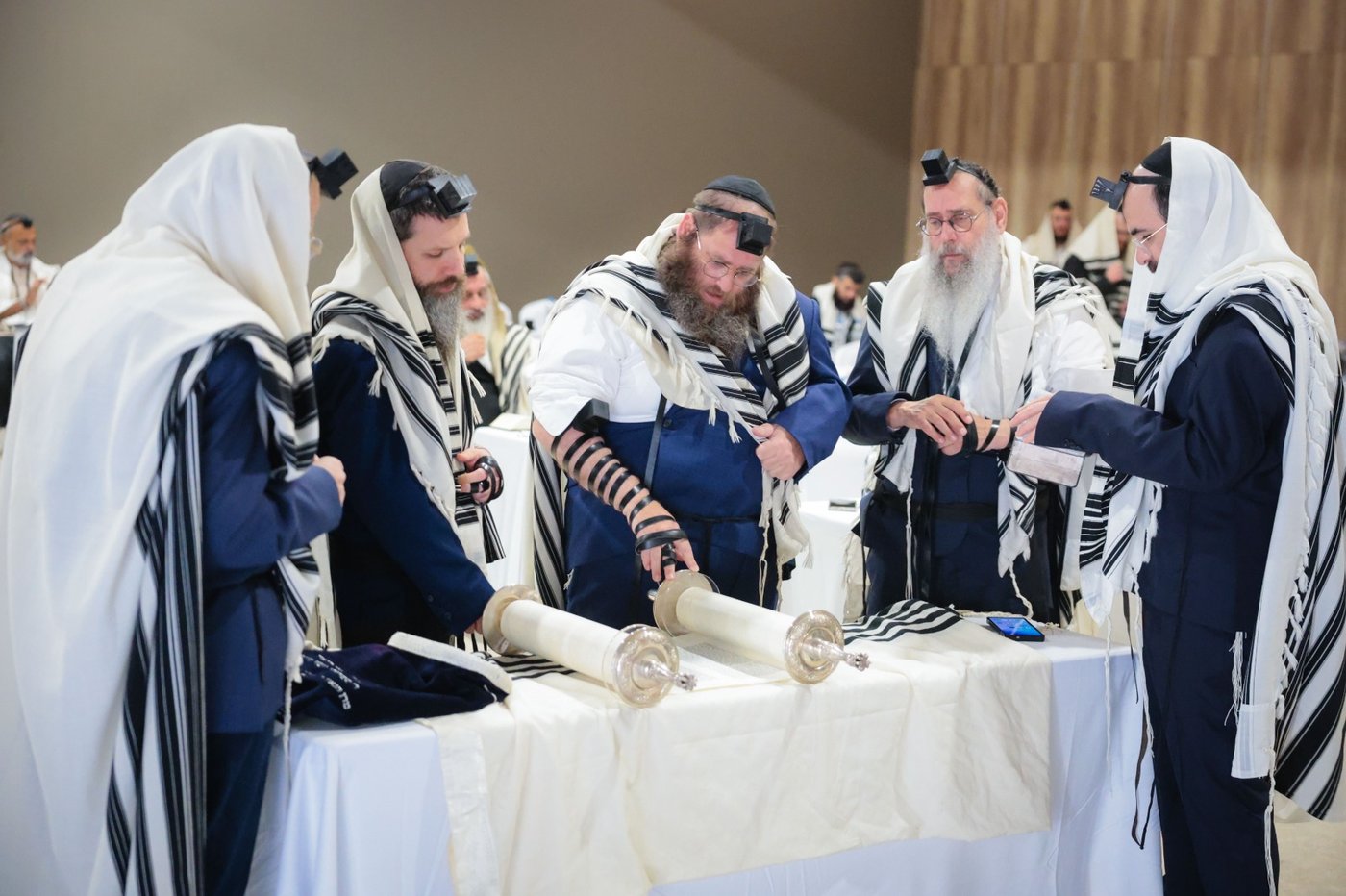 יהודים מורידים מזוזות ומגן דוד: מה חיפשו 100 רבנים באי מיקונוס?