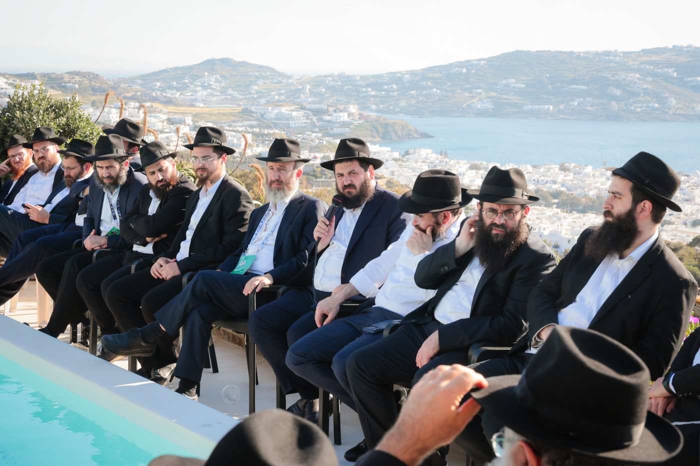 יהודים מורידים מזוזות ומגן דוד: מה חיפשו 100 רבנים באי מיקונוס?