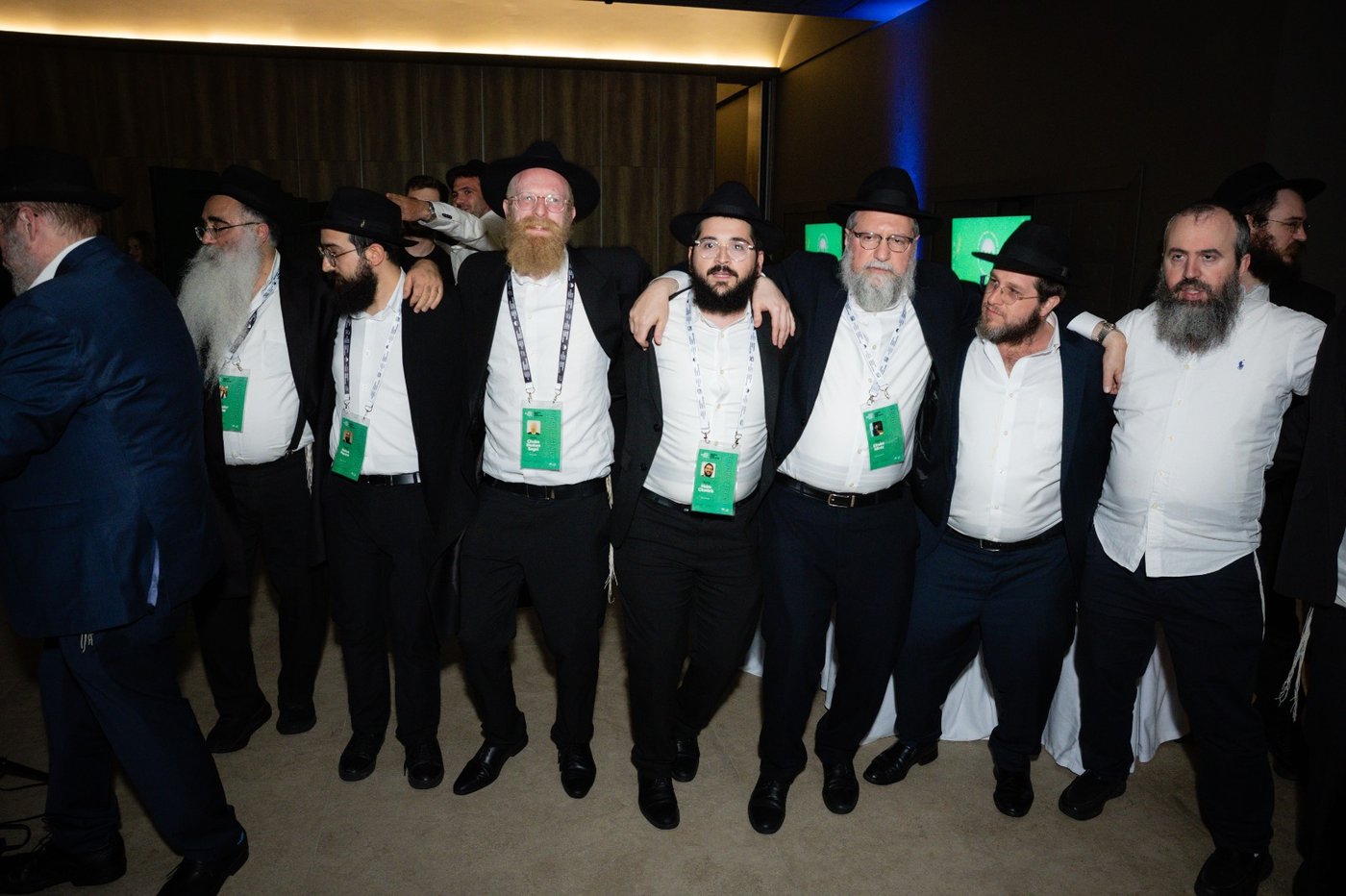 יהודים מורידים מזוזות ומגן דוד: מה חיפשו 100 רבנים באי מיקונוס?