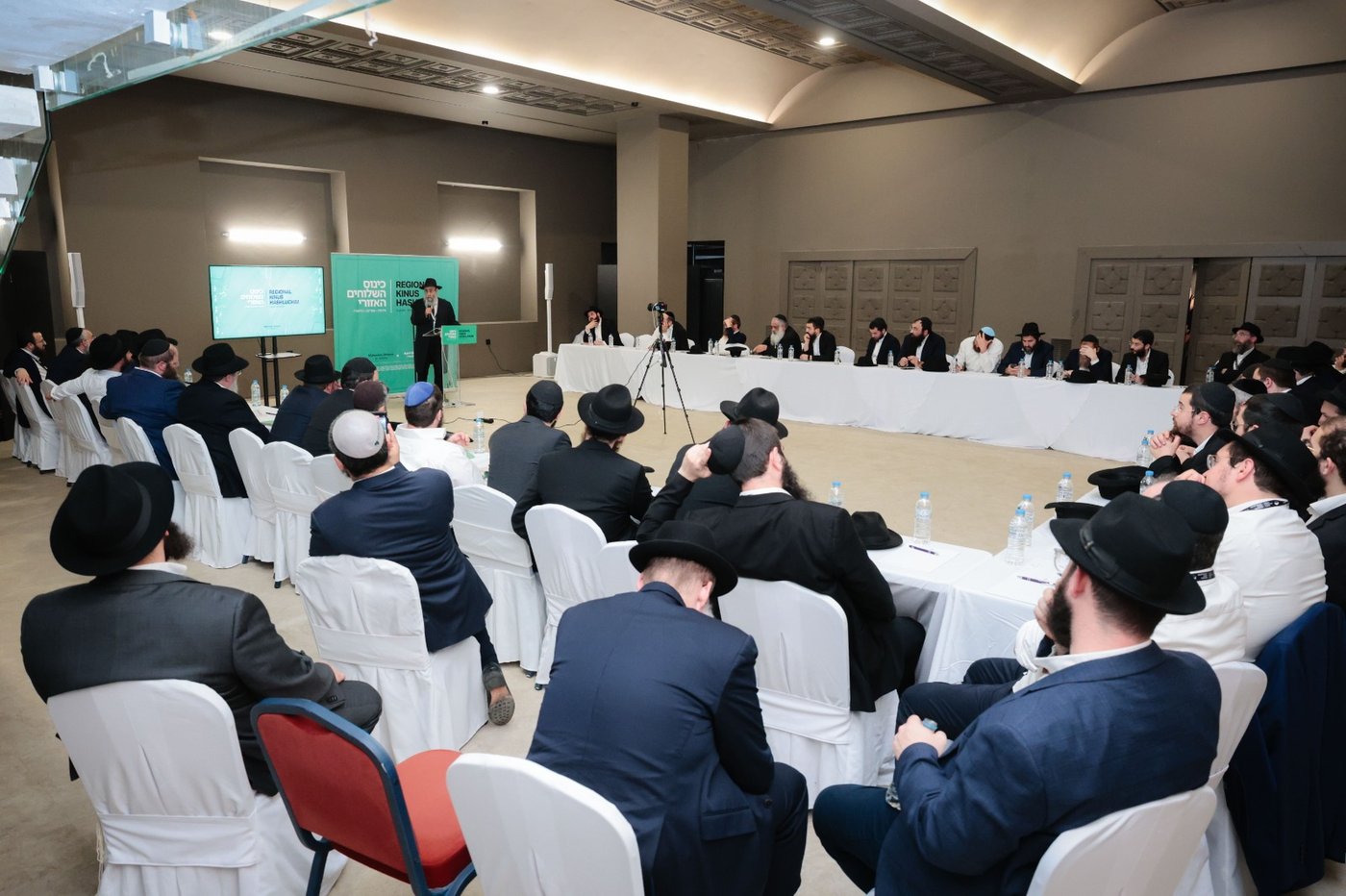 יהודים מורידים מזוזות ומגן דוד: מה חיפשו 100 רבנים באי מיקונוס?