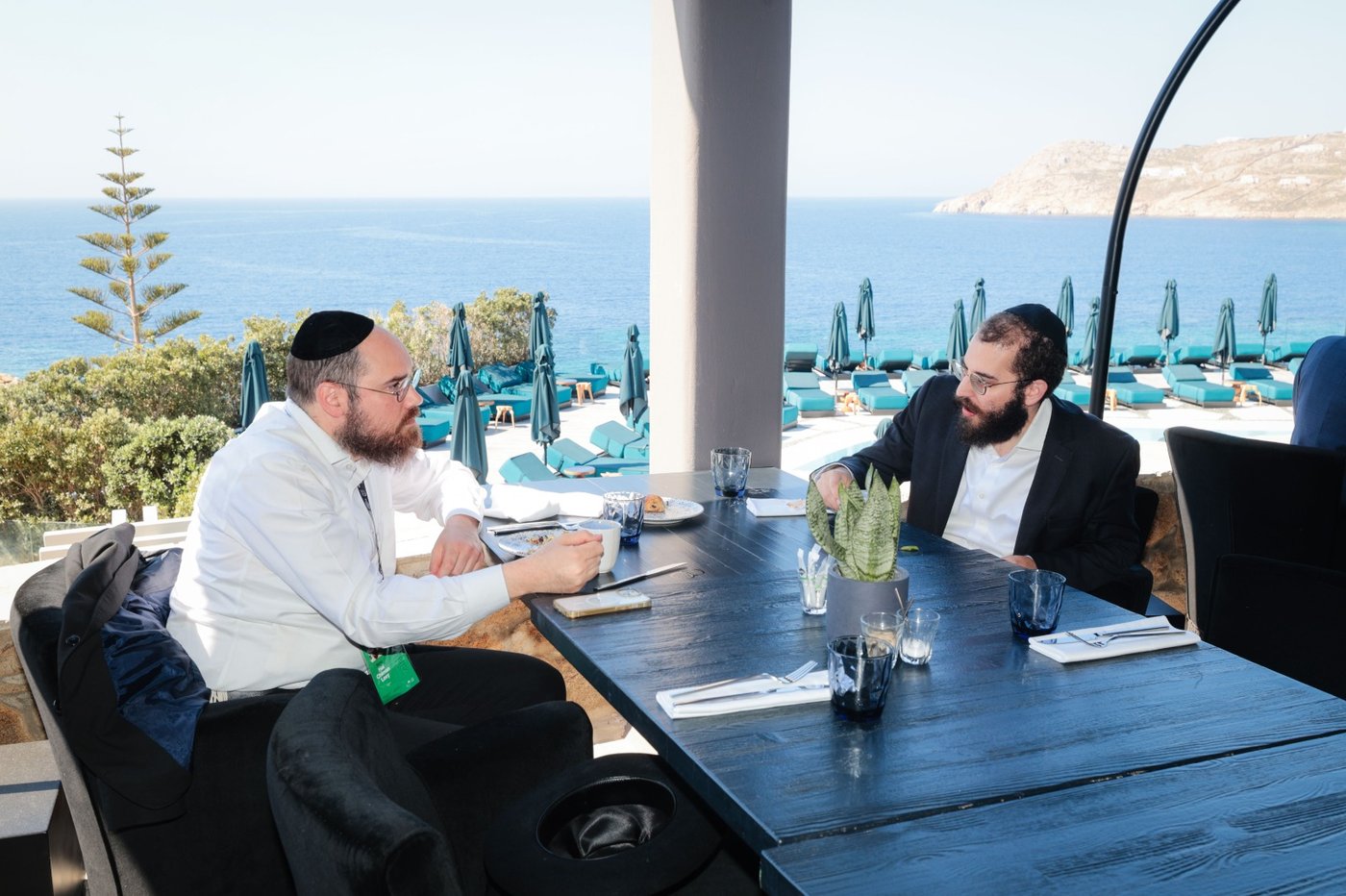 יהודים מורידים מזוזות ומגן דוד: מה חיפשו 100 רבנים באי מיקונוס?