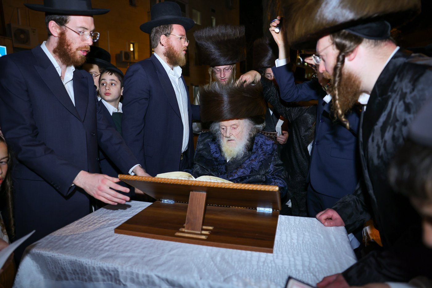 ערב ומוצאי שבת אצל הגר"מ שטרנבוך