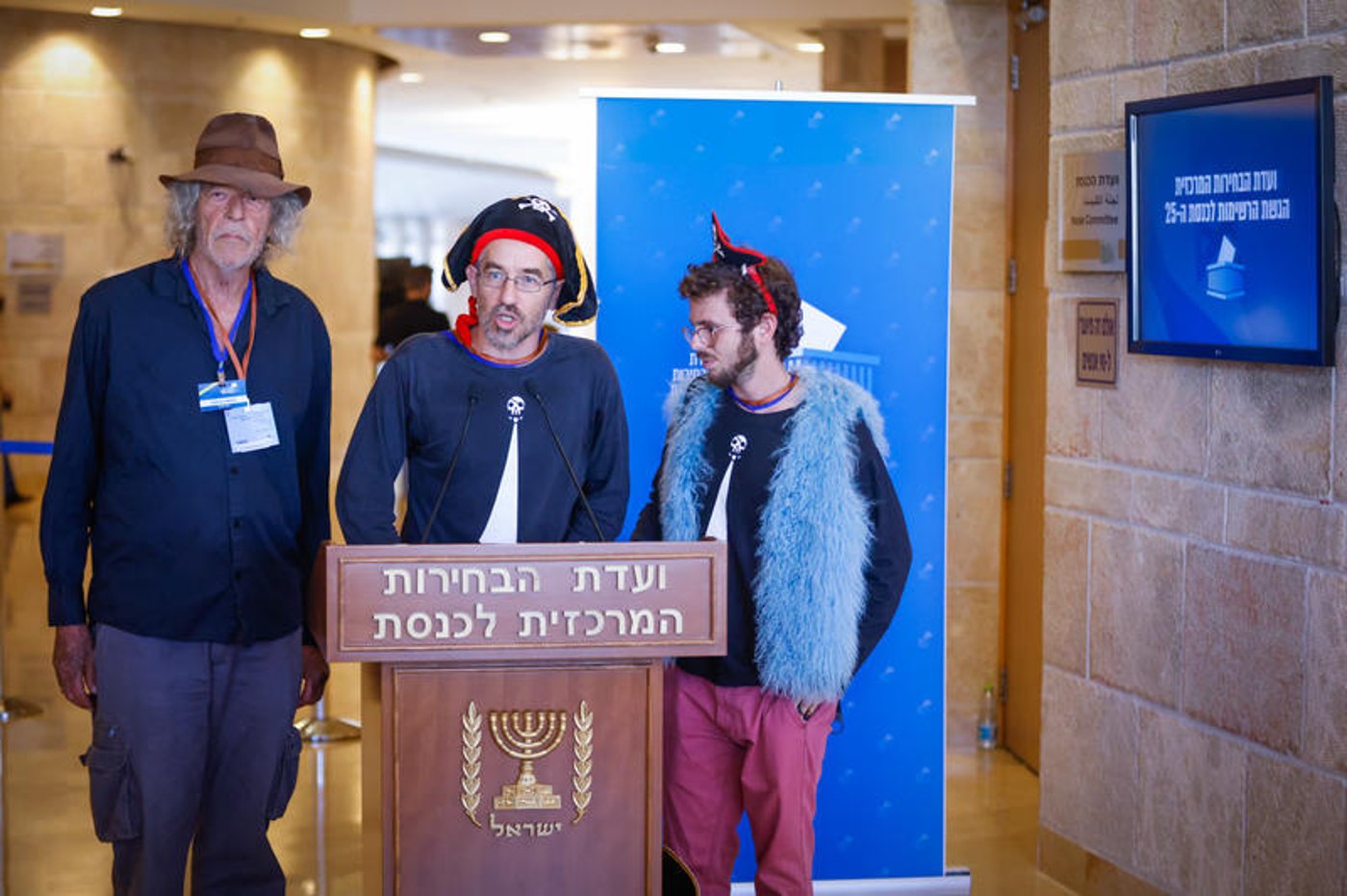 חברי מפלגת הפיראטים רושמים את מפלגתם לבחירות 2022 בוועדת הבחירות