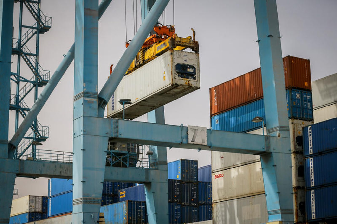 פריקת מכולה בנמל, אילוסטרציה