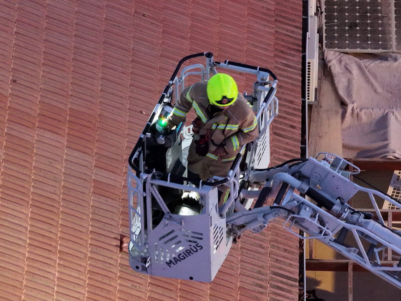 חשש להצתה: 35 איש חולצו מבניין בעיר החרדית, ילדים פונו לבית חולים