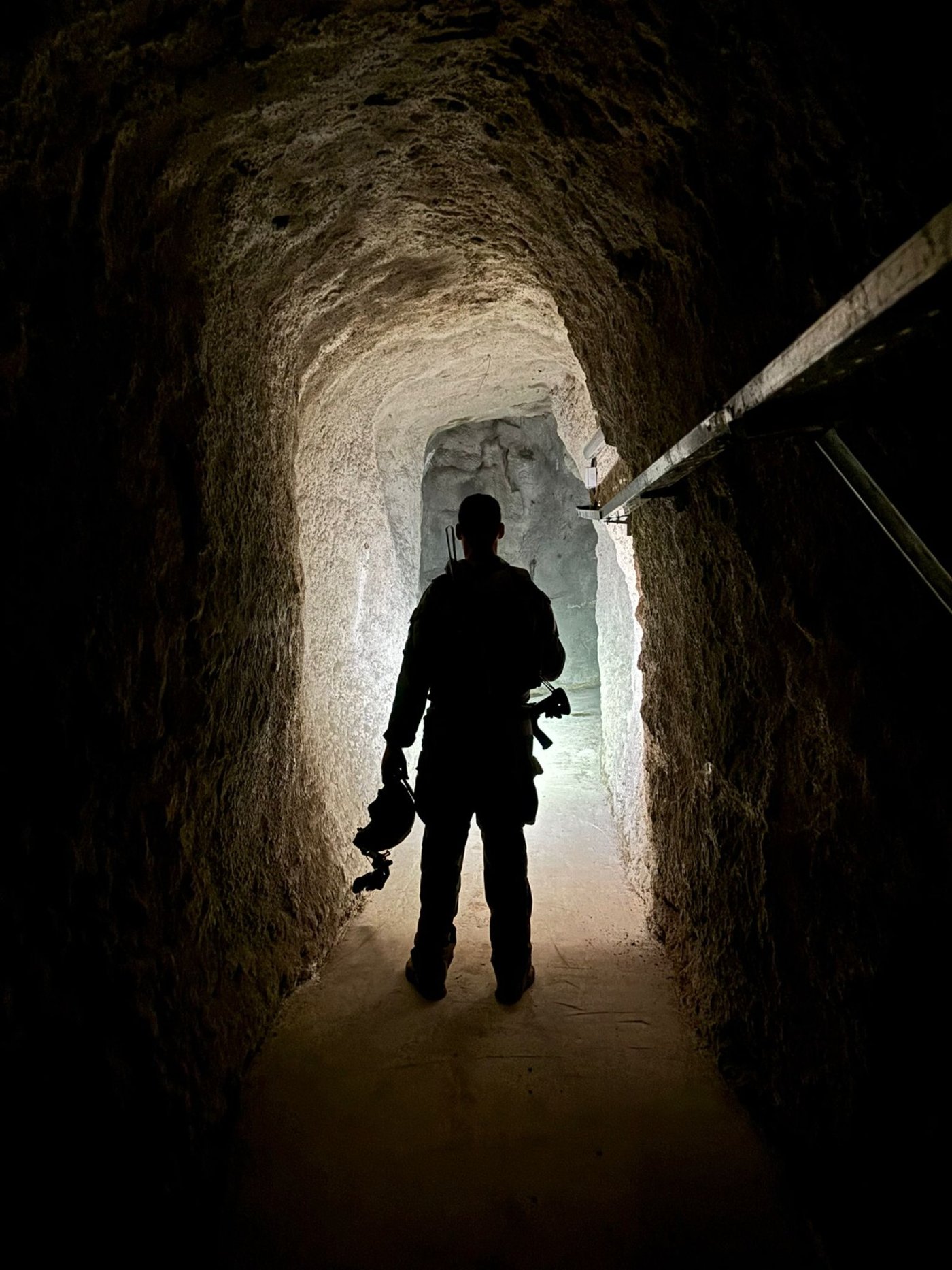 לוחם חטיבה 7 במנהרת הענק של חיזבאללה