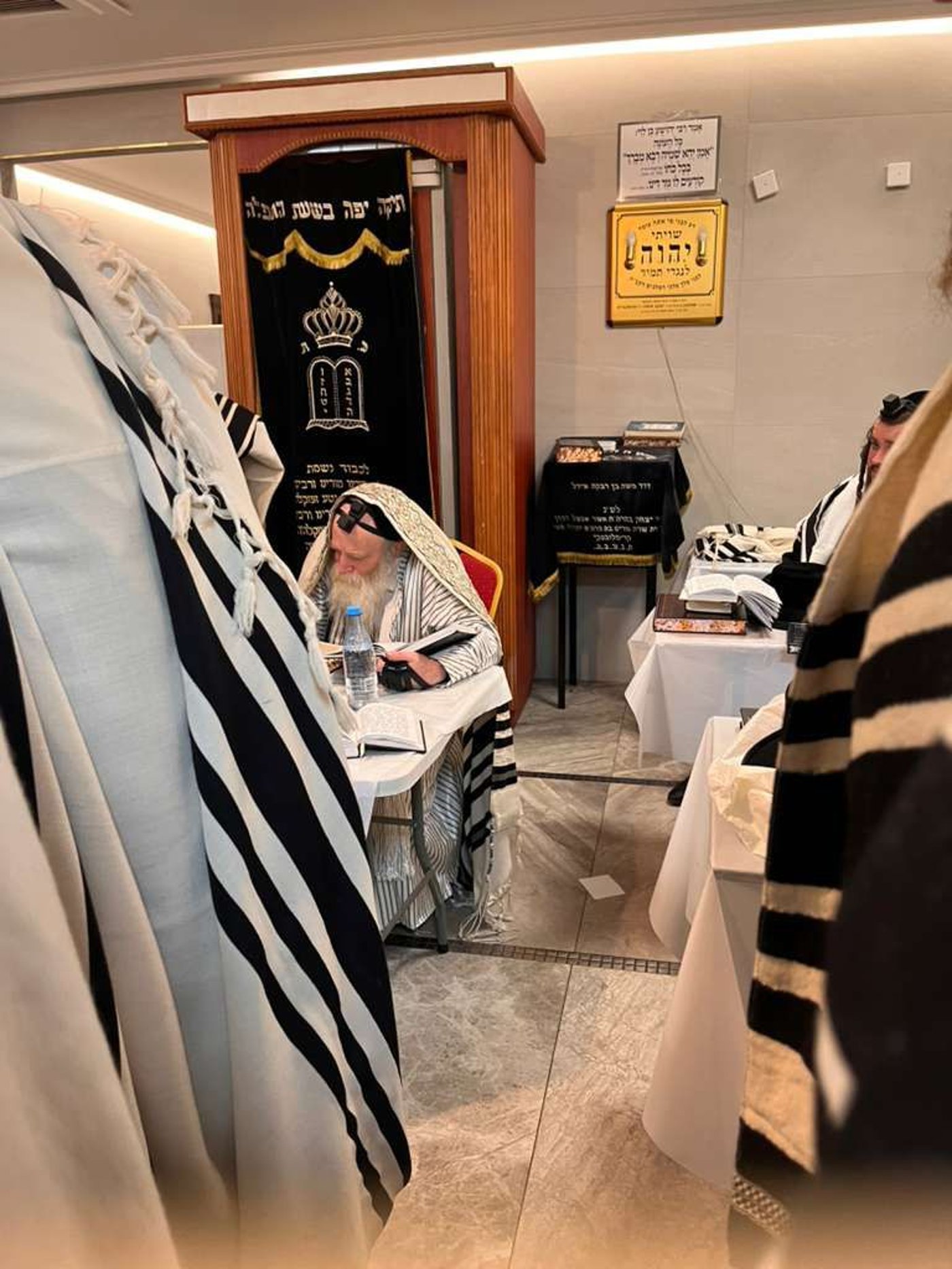 הגה"צ רבי יצחק מאיר מורגנשטרן בתפילת שחרית