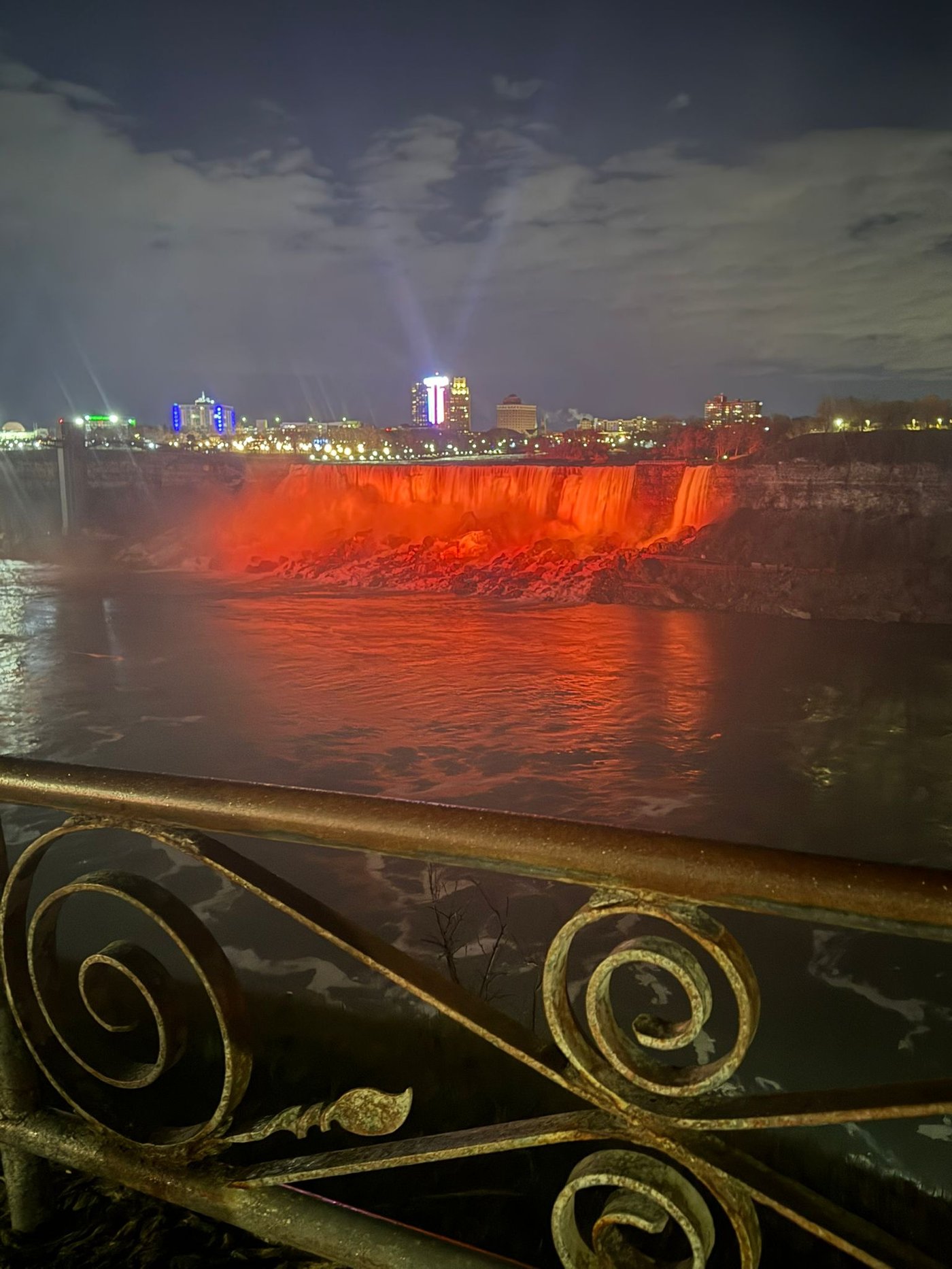 ראש העיר שמע שבן משפחת ביבס הגיע למפלי הניאגרה - וזה מה שקרה | תיעוד