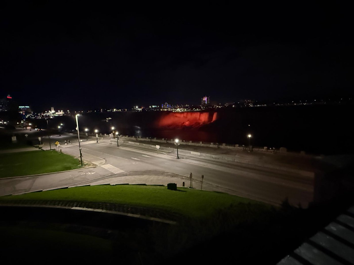 ראש העיר שמע שבן משפחת ביבס הגיע למפלי הניאגרה - וזה מה שקרה | תיעוד