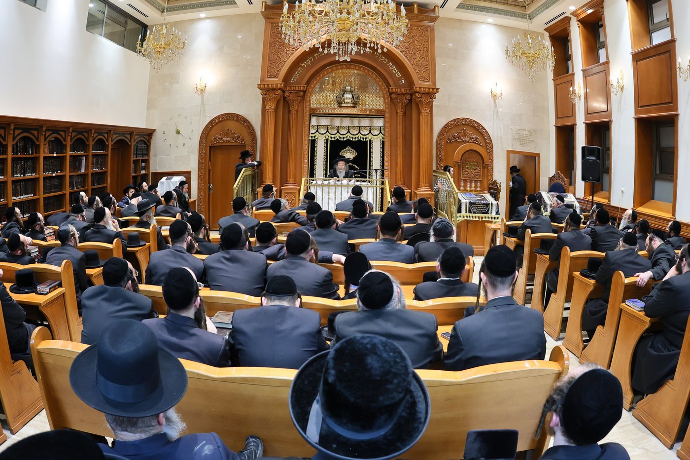 הגה"צ רבי אלימלך בידרמן בשיחת חיזוק בחיפה