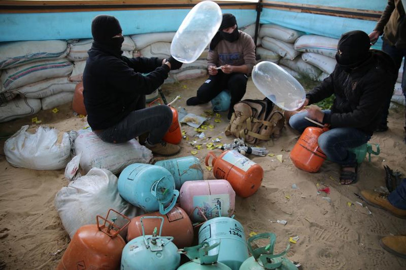 מחבלים מכינים בלוני תבערה להטסה לעבר ישראל בשנת 2020