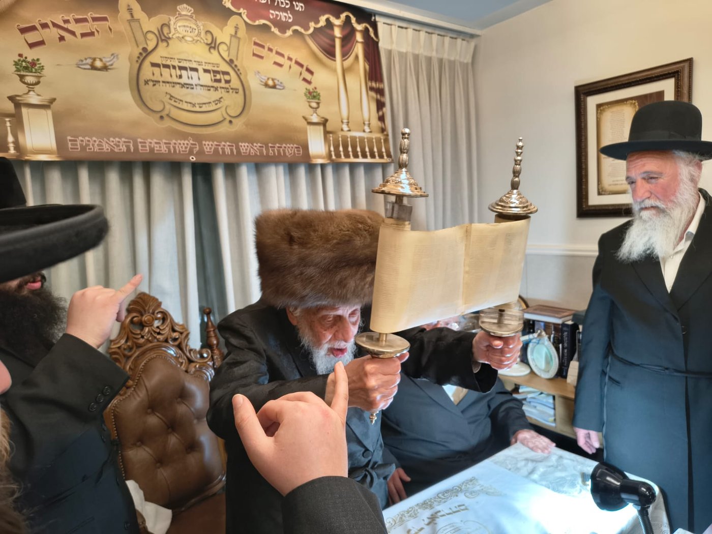 מראות מתיקון ספר התורה בקופיטשניץ