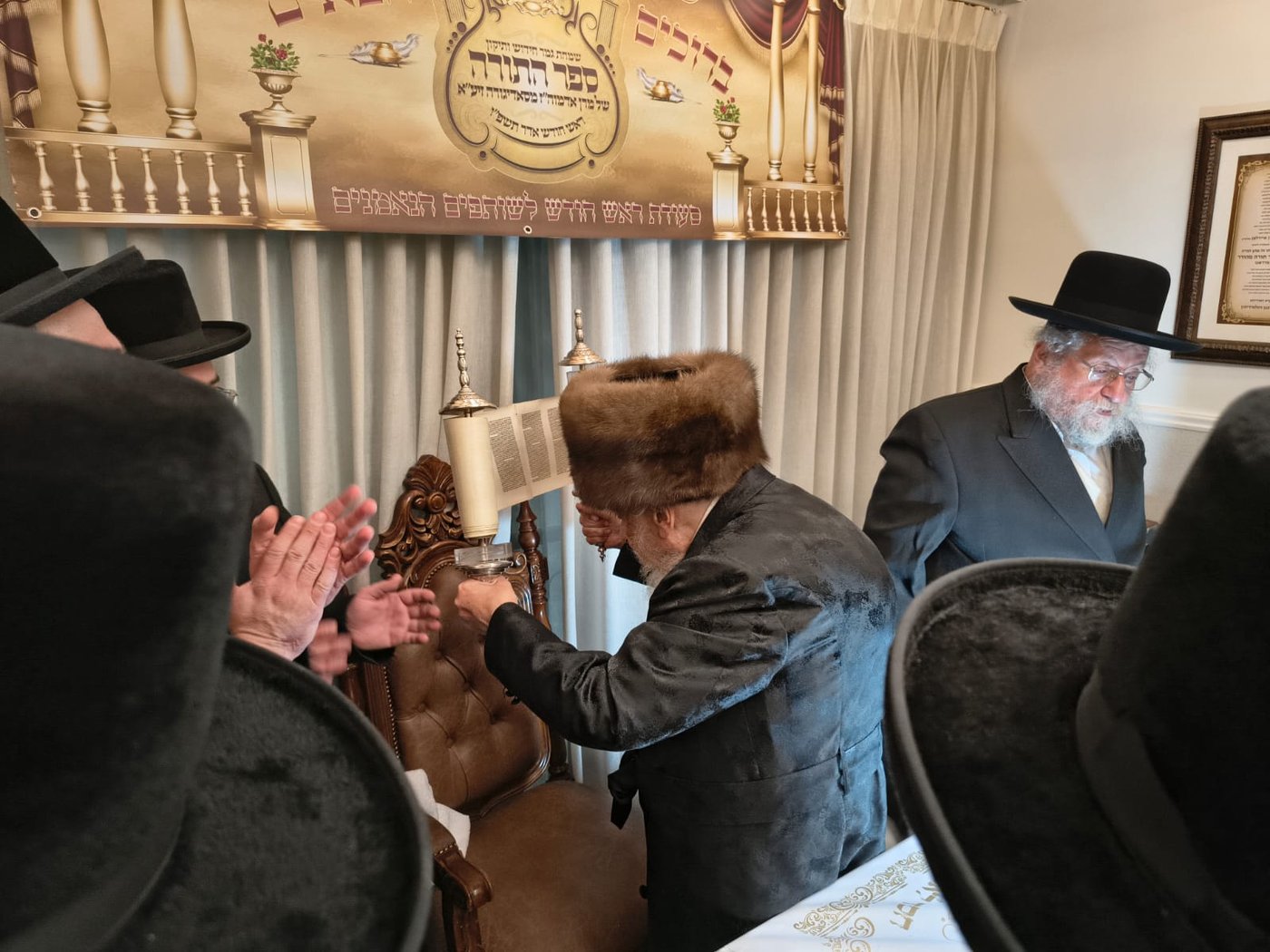 מראות מתיקון ספר התורה בקופיטשניץ