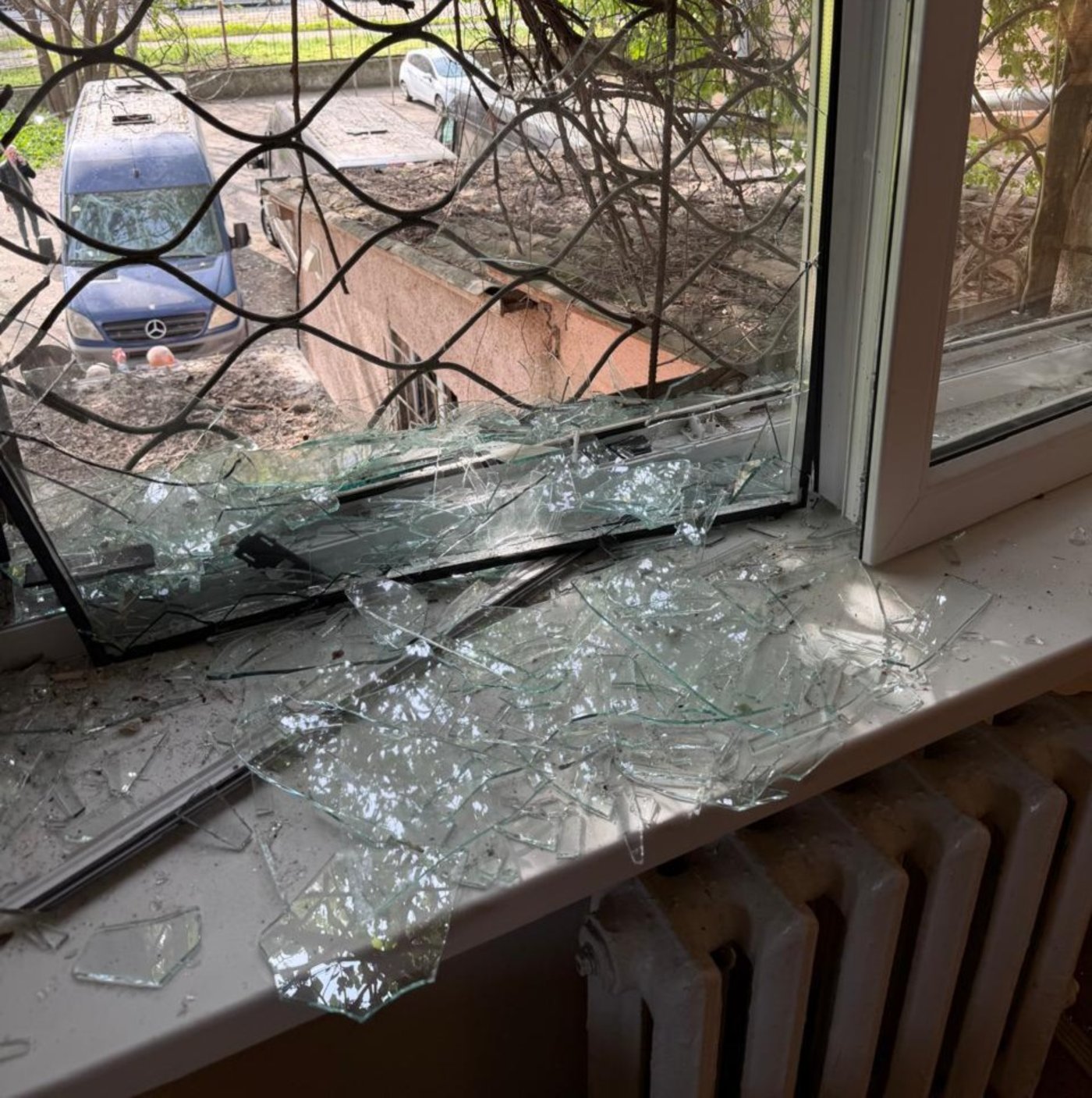 "הפיצוץ האדיר הרעיד את כל הרחוב": הרס רב בבית הספר היהודי