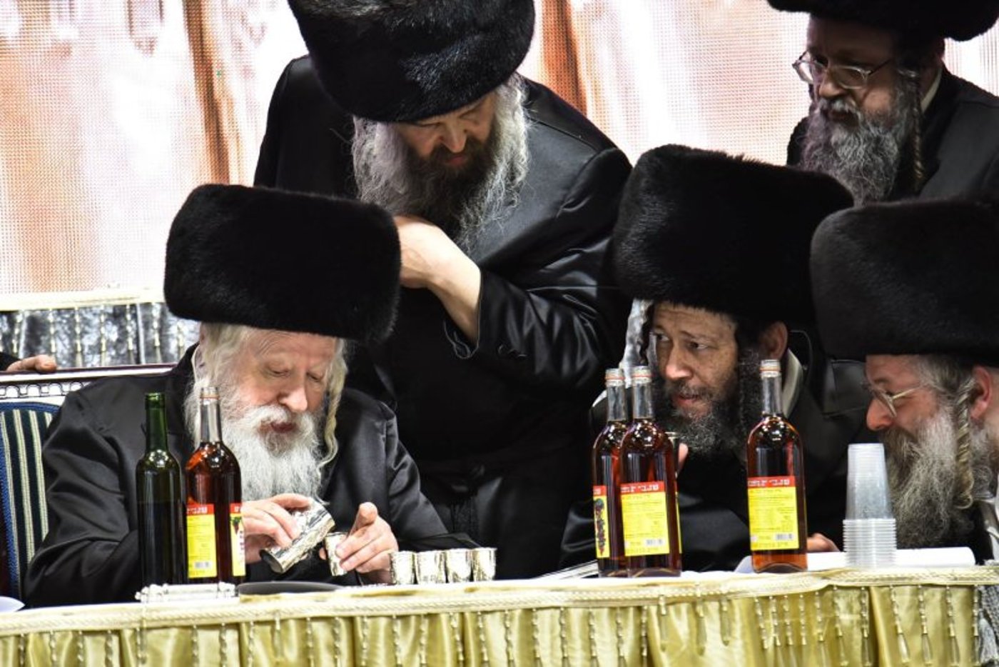 האדמו"ר מגור בחלוקת לחיים (ארכיון)