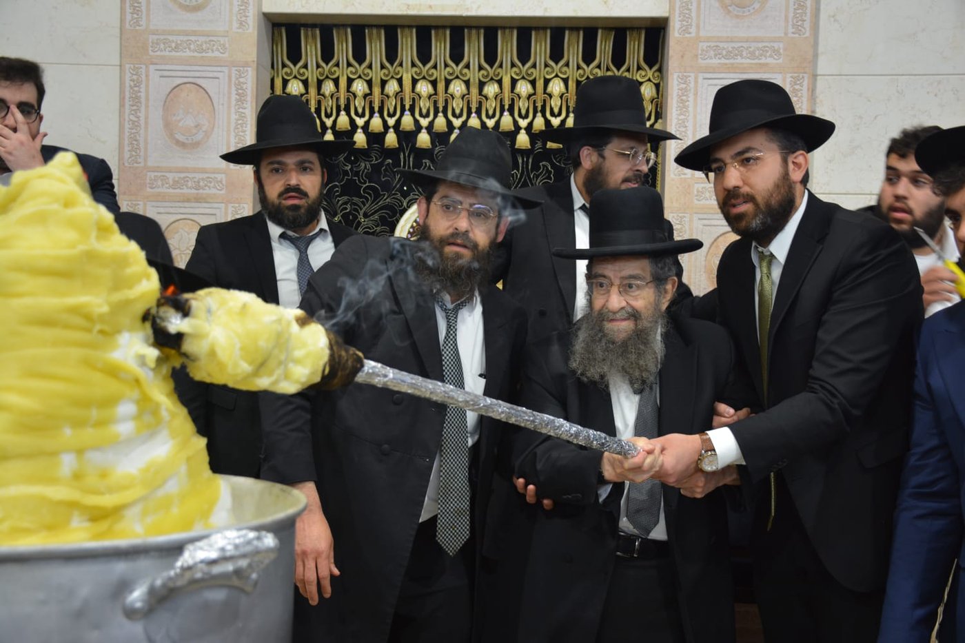 הגר"מ בן שמעון בהדלקת ל"ג בעומר