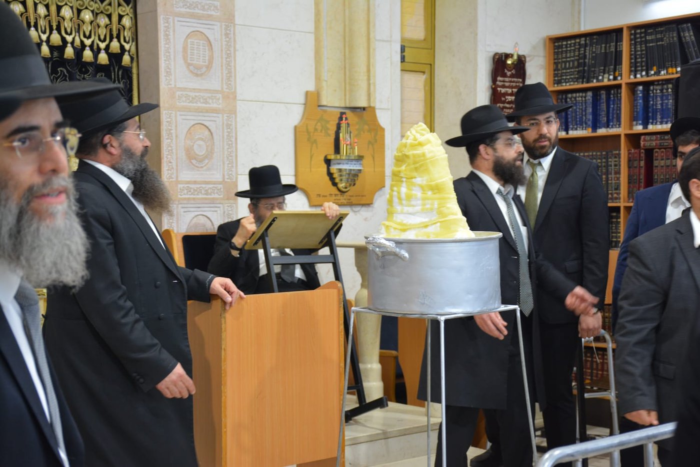 הגר"מ בן שמעון בהדלקת ל"ג בעומר