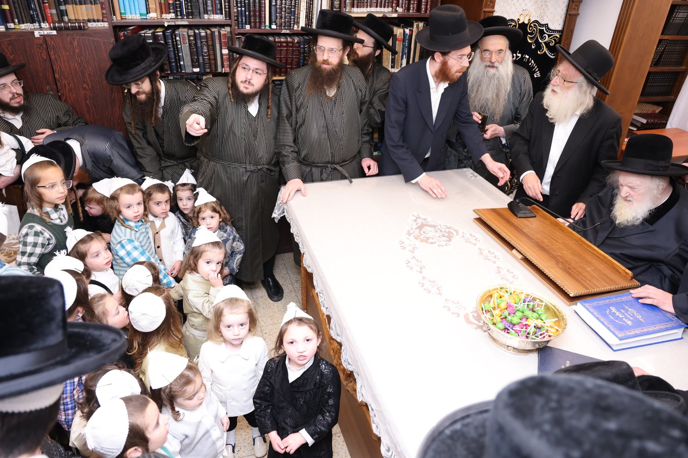 ילדי תולדות אהרן אצל הגר"מ שטרנבוך