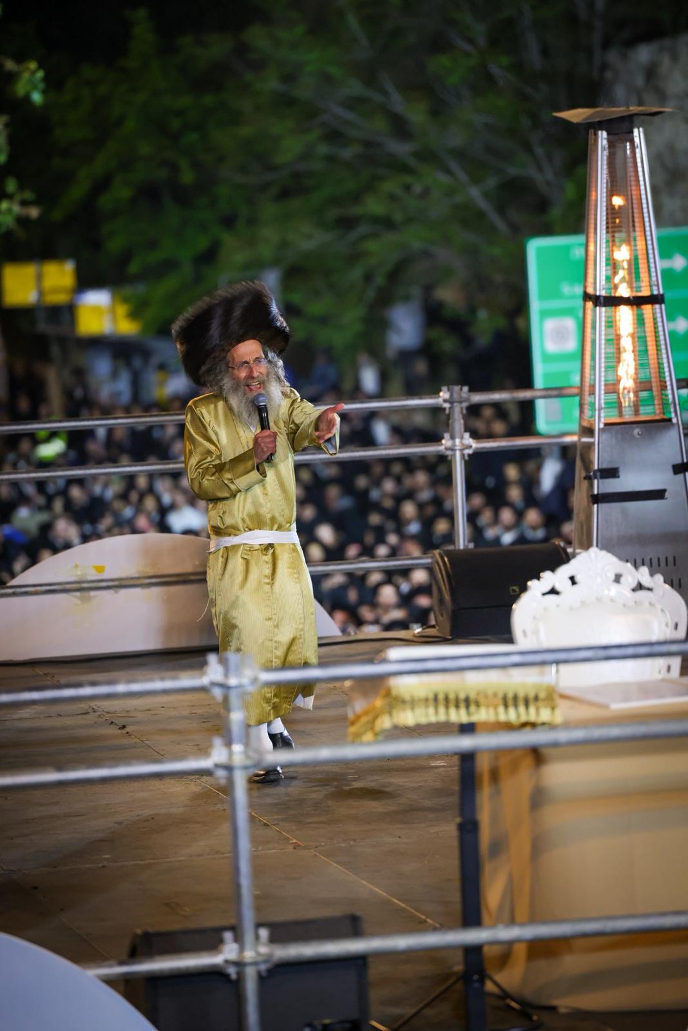 הרה"צ רבי אלימלך בידרמן בהדלקה ל"ג בעומר