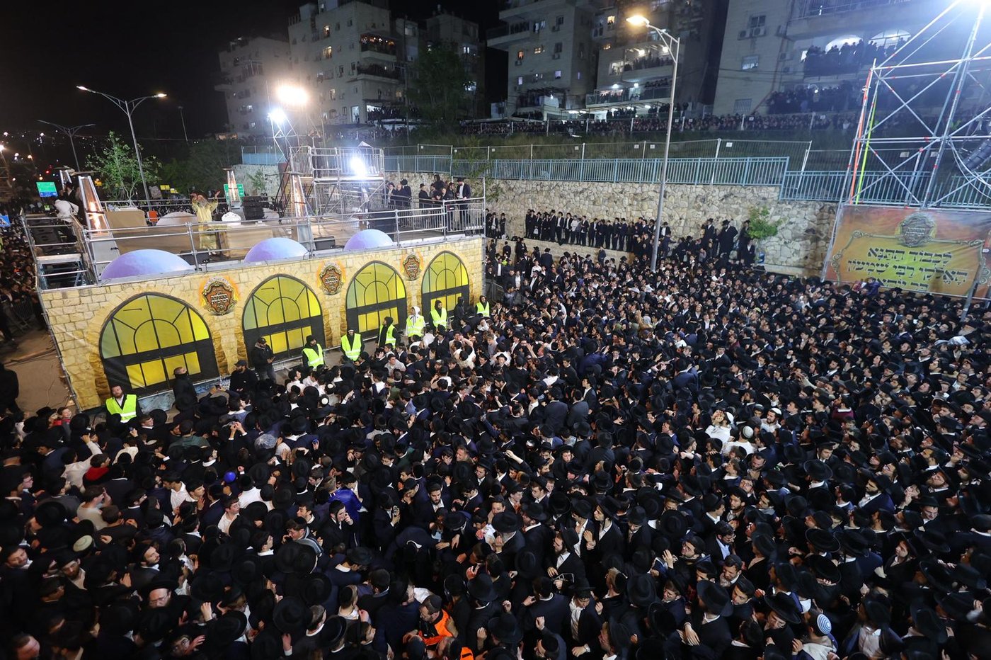 הרה"צ רבי אלימלך בידרמן בהדלקה ל"ג בעומר