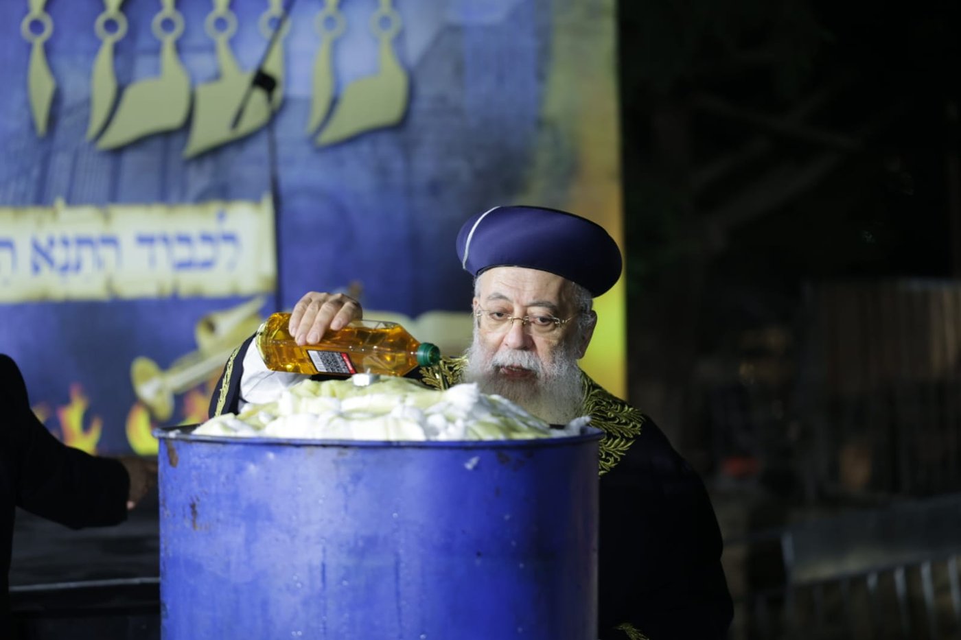 הדלקת הראשל"צ רבה של ירושלים הגאון רבי שלמה משה עמאר בסמוך לציון רשב"י במירון בשנה שעברה