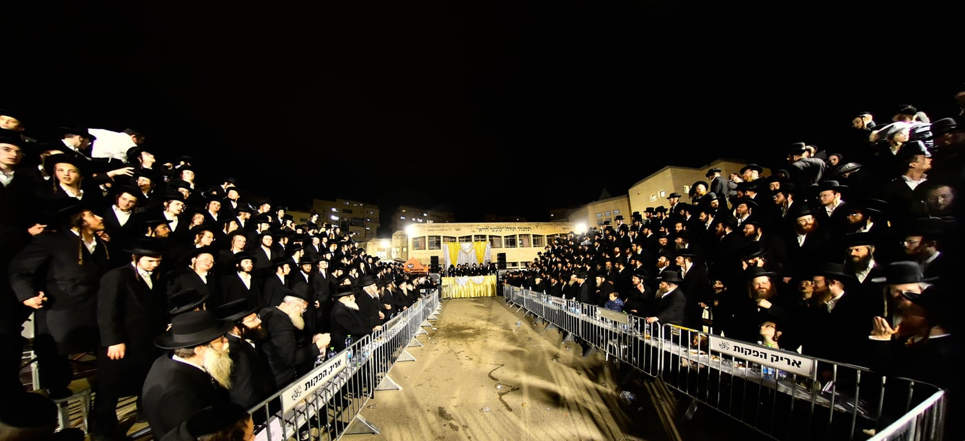 מעמד ההדלקה בחצר הקודש זוועהיל