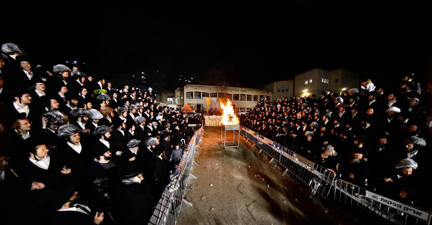 מעמד ההדלקה בחצר הקודש זוועהיל