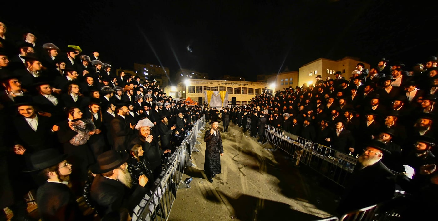 מעמד ההדלקה בחצר הקודש זוועהיל