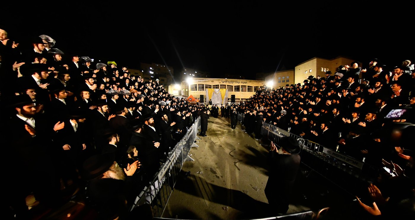 מעמד ההדלקה בחצר הקודש זוועהיל