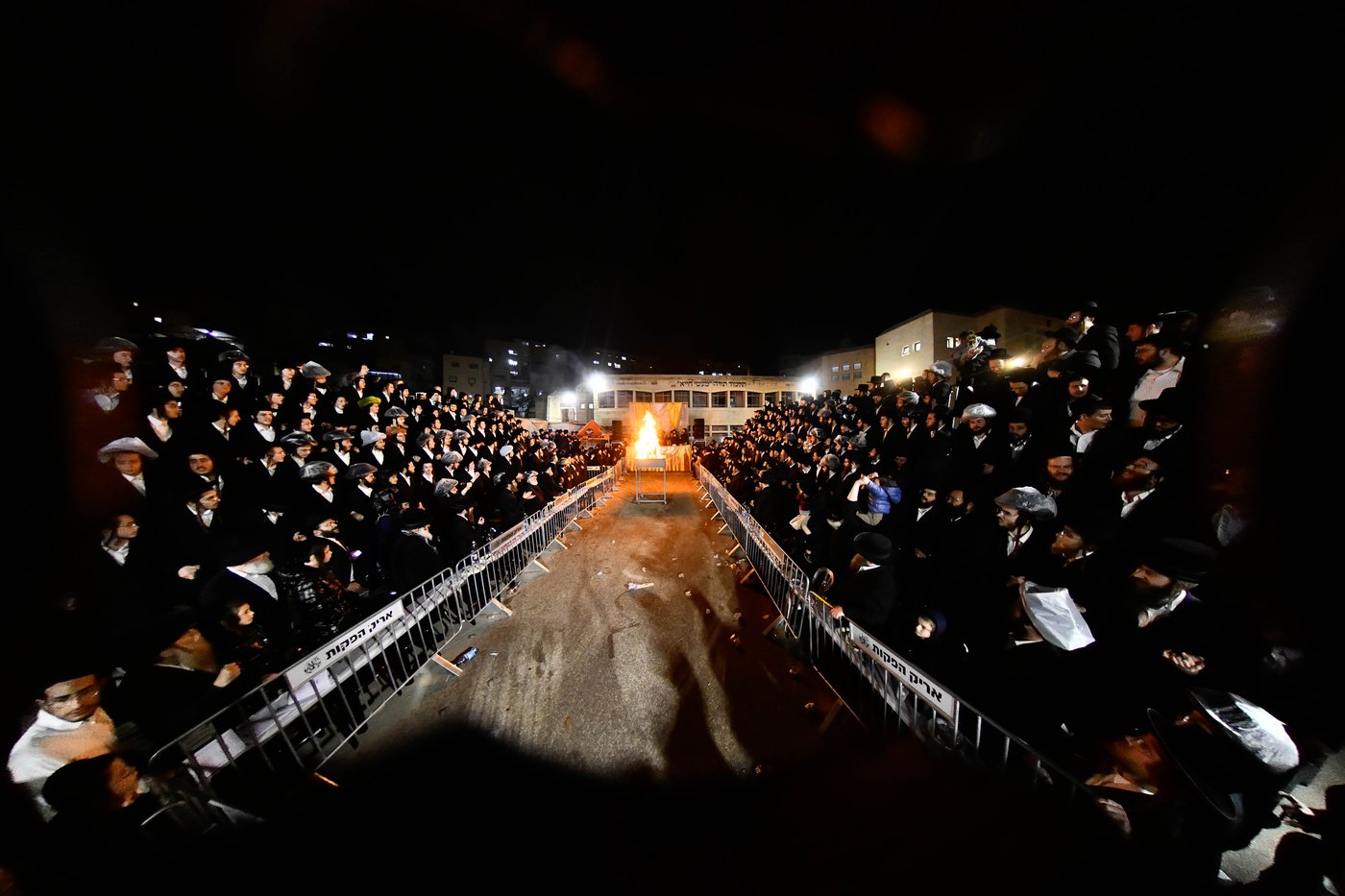 מעמד ההדלקה בחצר הקודש זוועהיל