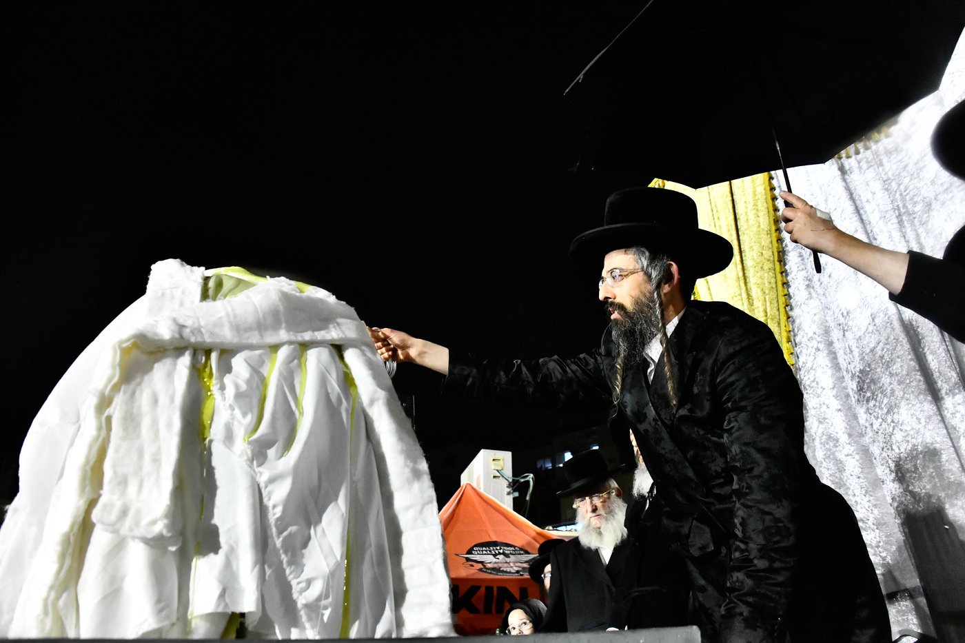 מעמד ההדלקה בחצר הקודש זוועהיל