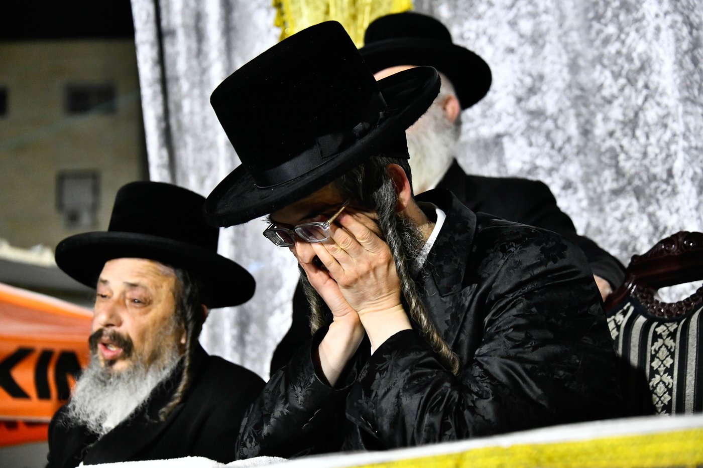 מעמד ההדלקה בחצר הקודש זוועהיל