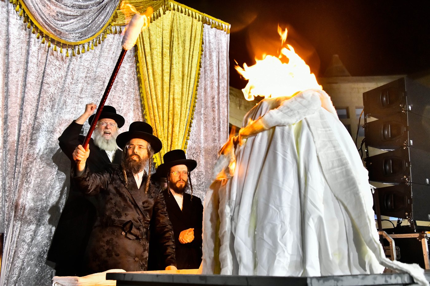 מעמד ההדלקה בחצר הקודש זוועהיל