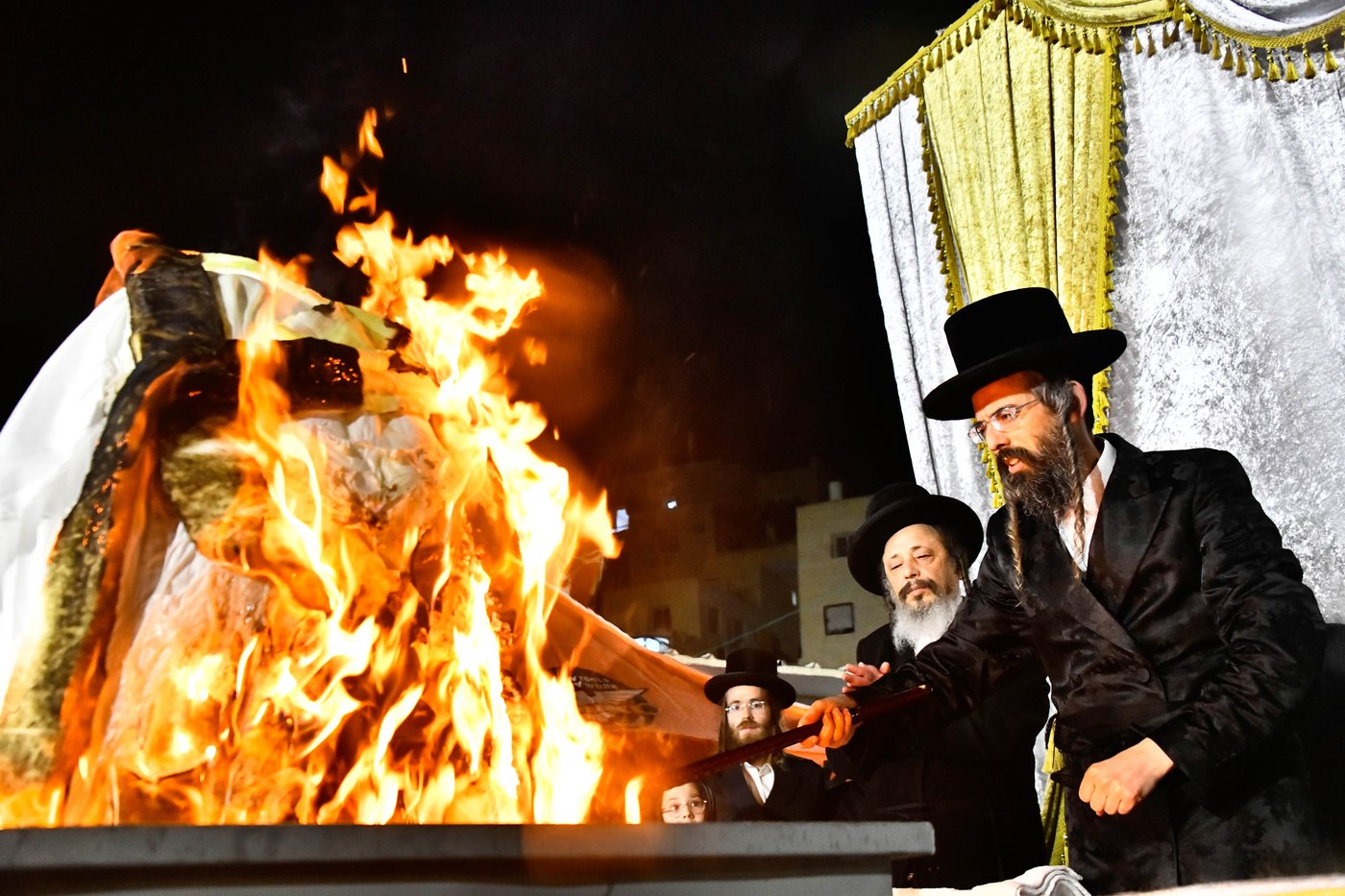מעמד ההדלקה בחצר הקודש זוועהיל