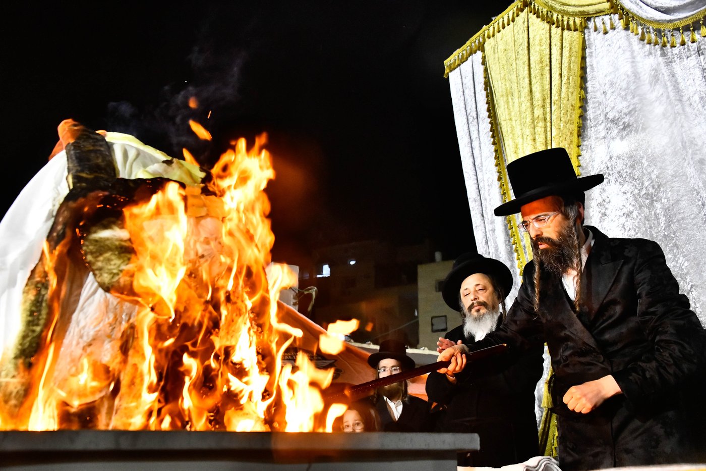 מעמד ההדלקה בחצר הקודש זוועהיל
