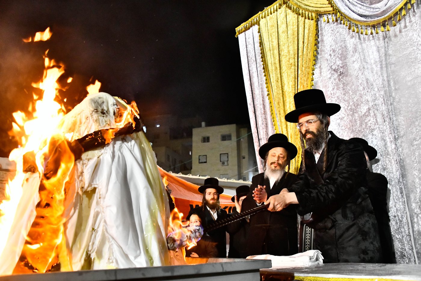 מעמד ההדלקה בחצר הקודש זוועהיל