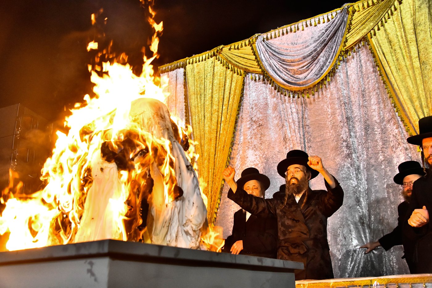 מעמד ההדלקה בחצר הקודש זוועהיל