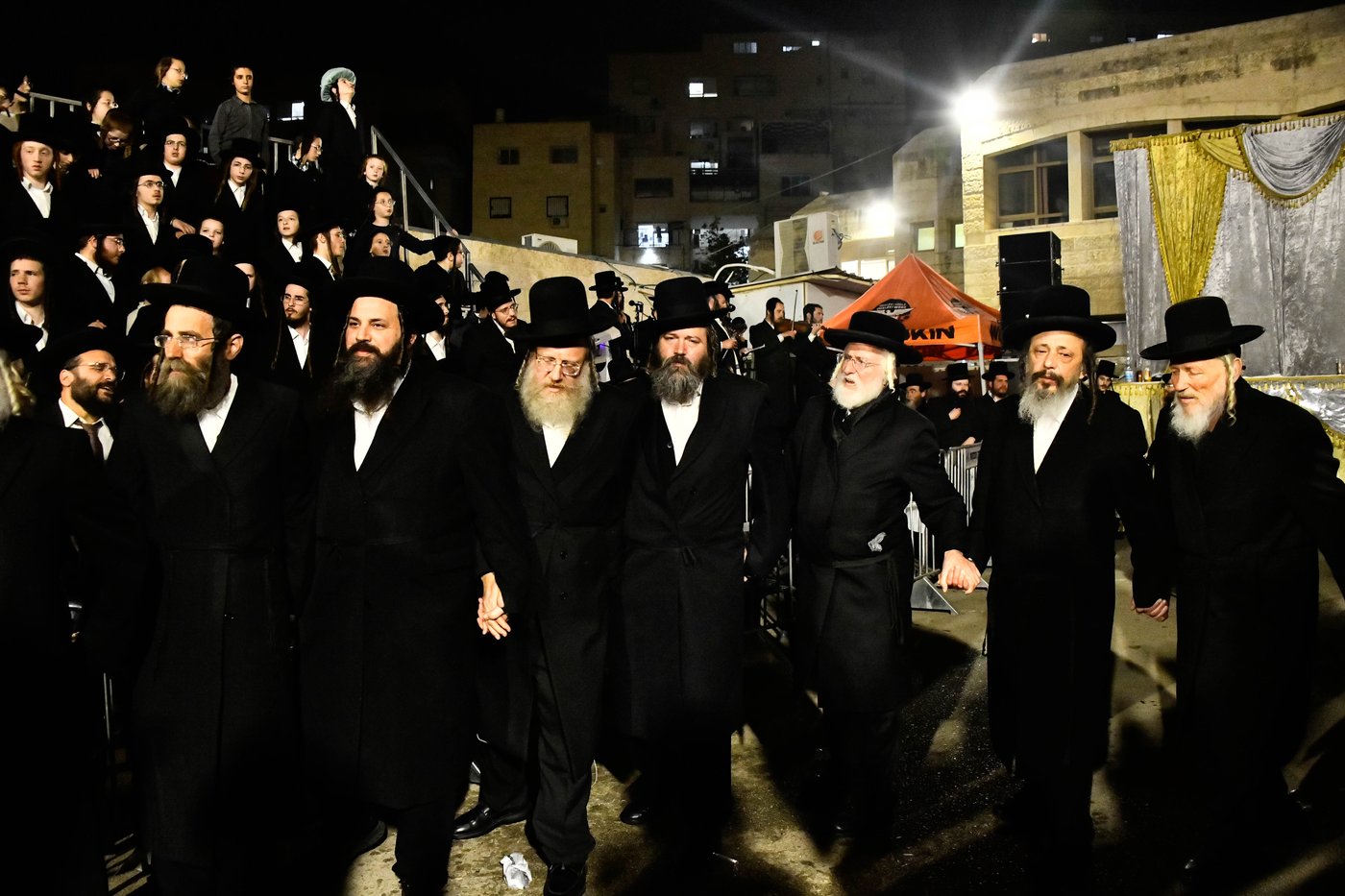 מעמד ההדלקה בחצר הקודש זוועהיל