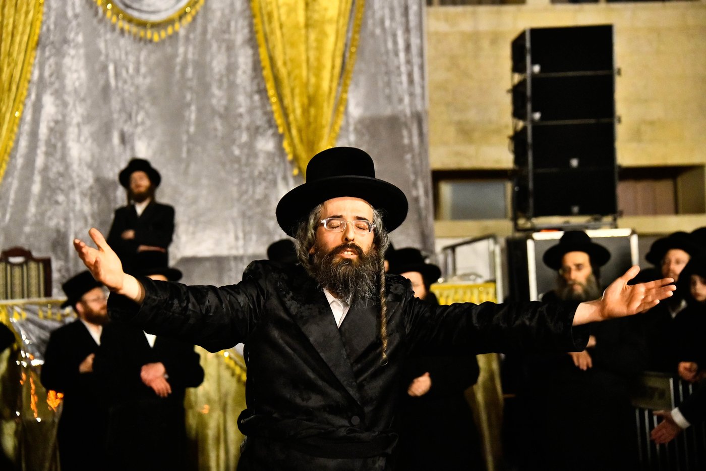 מעמד ההדלקה בחצר הקודש זוועהיל