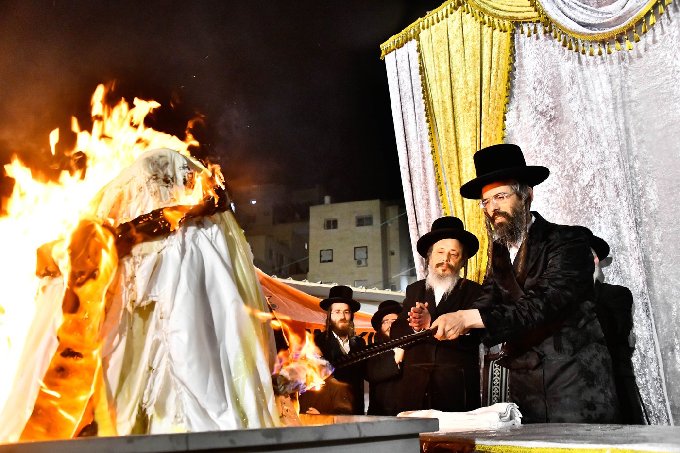מעמד ההדלקה בחצר הקודש זוועהיל