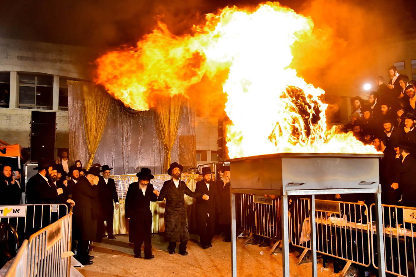 מעמד ההדלקה בחצר הקודש זוועהיל