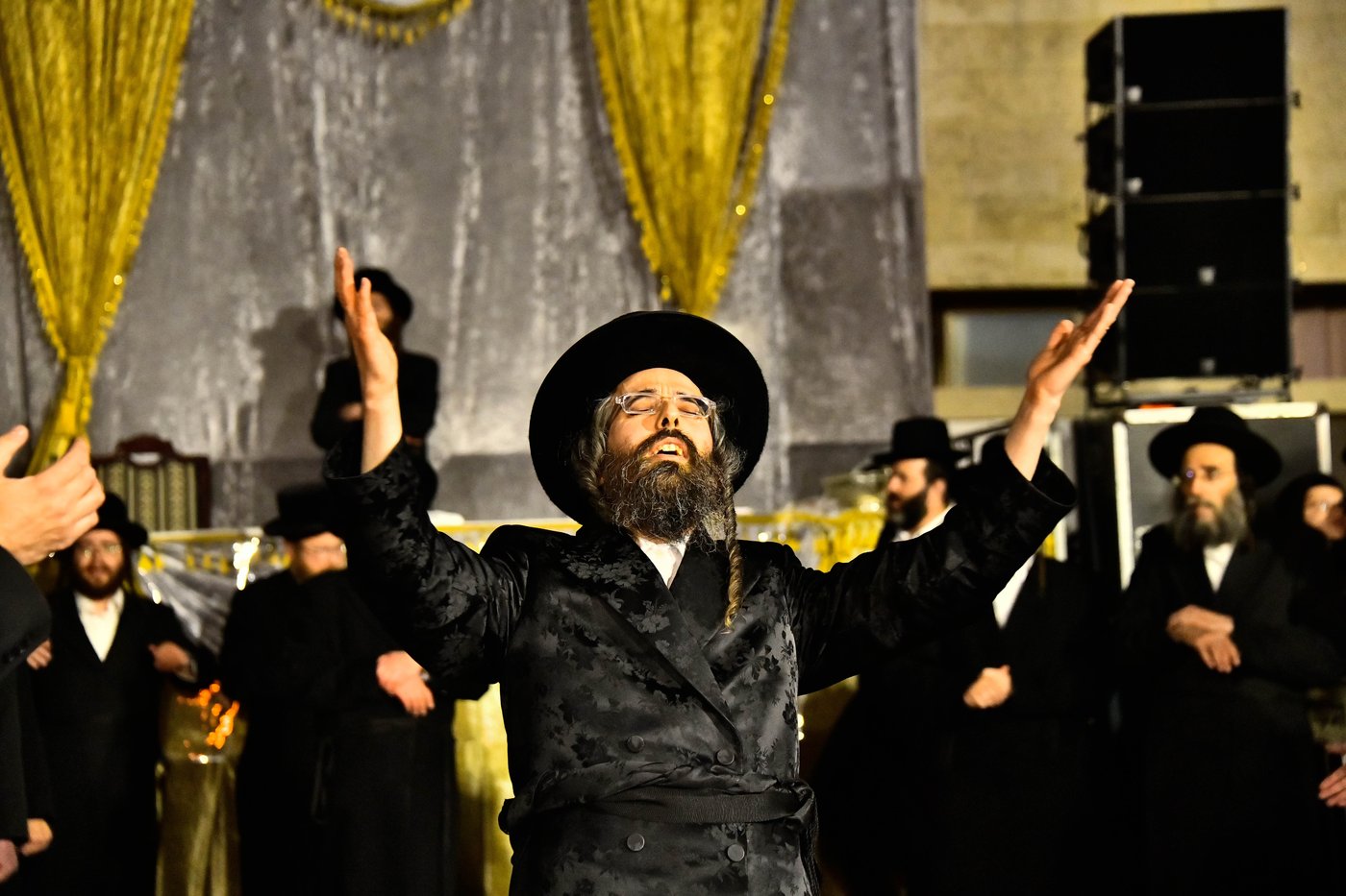 מעמד ההדלקה בחצר הקודש זוועהיל