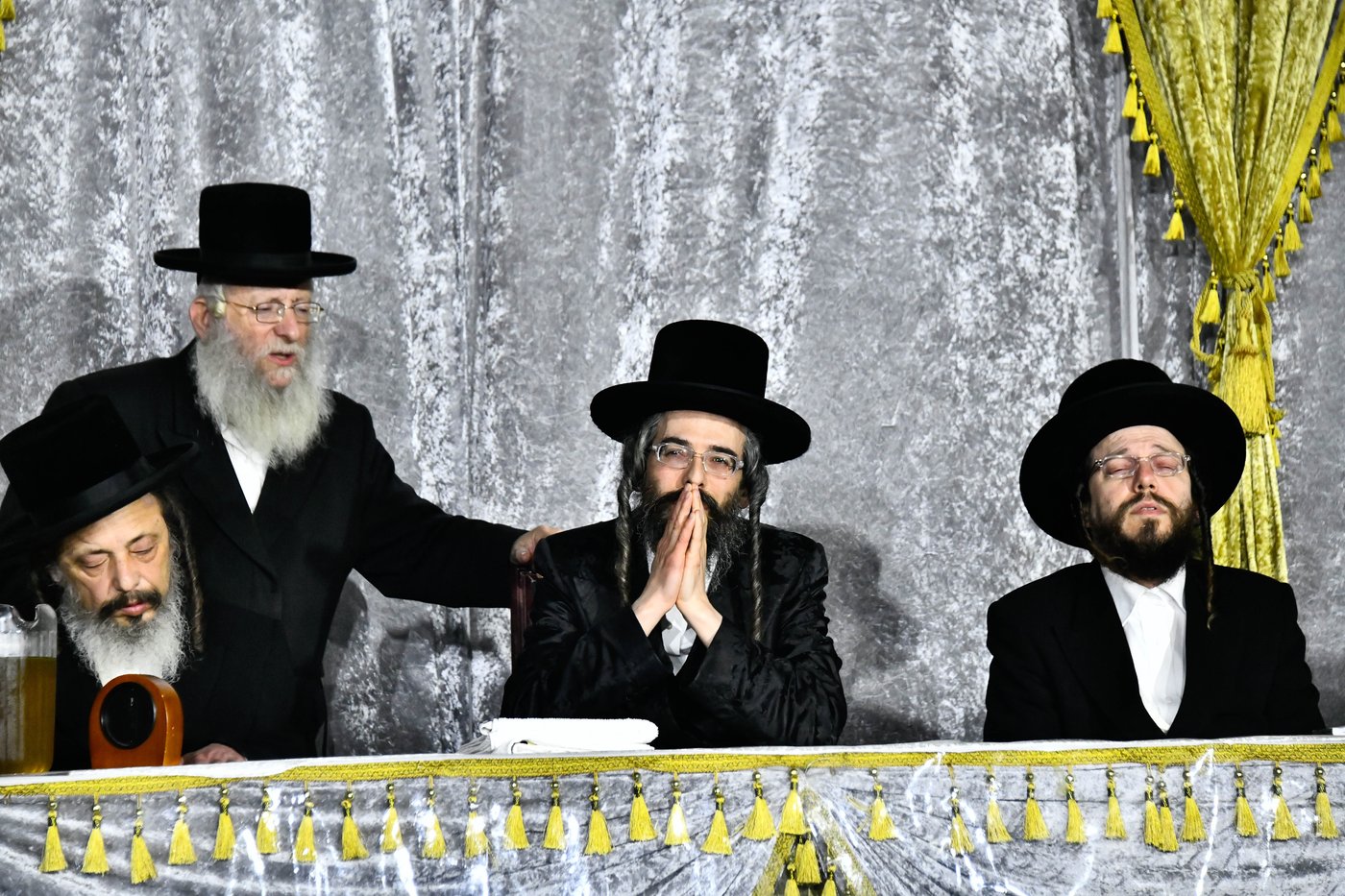מעמד ההדלקה בחצר הקודש זוועהיל