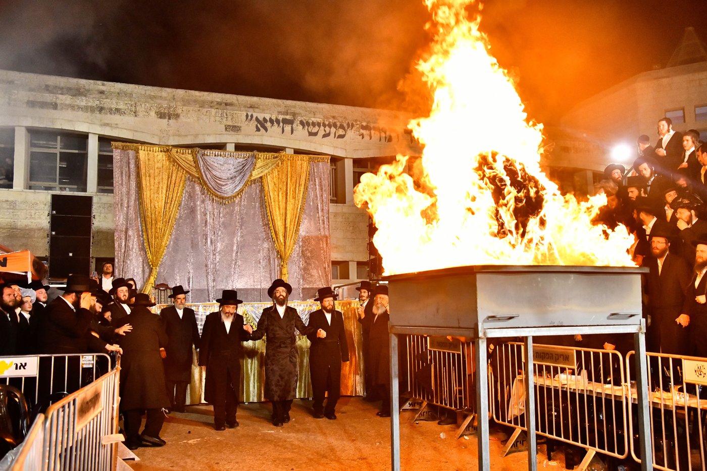 מעמד ההדלקה בחצר הקודש זוועהיל