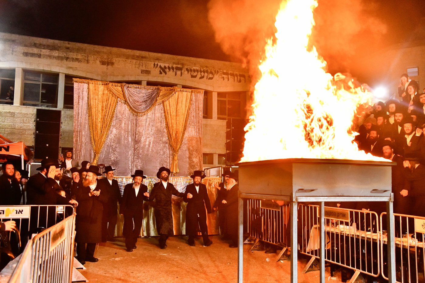 מעמד ההדלקה בחצר הקודש זוועהיל